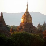 BAGAN coucher soleil sur pagodes