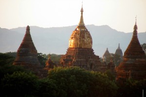 BAGAN coucher soleil sur pagodes