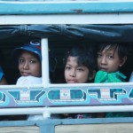 enfants birmans dans bus