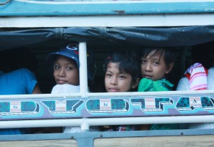 enfants birmans dans bus