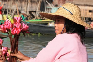 marchande de fleurs LAC INLE