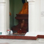 moine a PAYA SHWEDAGON