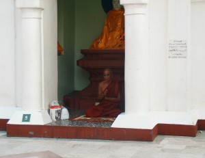 moine en prière