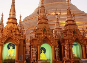 pagode SHWEDAGON au soleil couchant