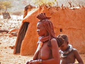 femme IMBA devant sa case