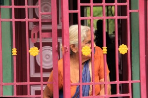 TRICHY femme devant sa maison