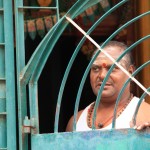 TRICHY homme devant sa grille