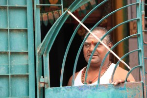 TRICHY homme devant sa grille