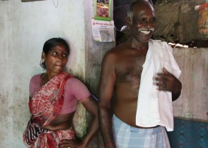 couple-indiens-ds-leur-maison