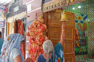 priere au temple hindou