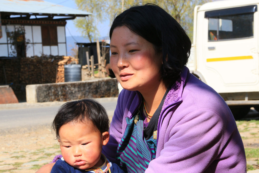 mère et enfant dans 1 village de l'est