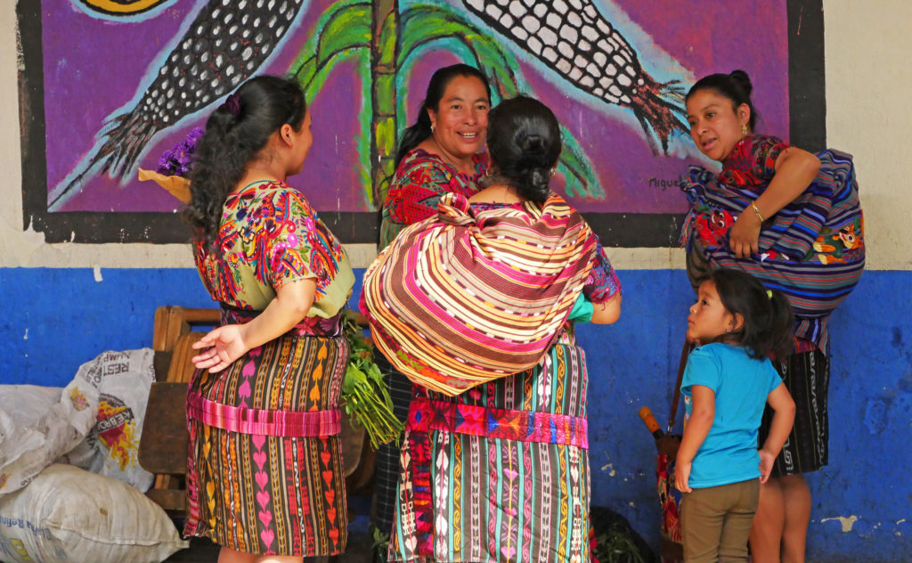 Femmes marche CHICHICASTENANGO#